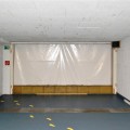 Rückprallschutzvorhang, Rückprallschutz, Splitterschutz, Emissionsschutz, vor dem Kugelfang, Schießanlage, Rückpraller, Splitter, Emission,  Kleinstpartikel, Bleistaub, matt, blendfrei, freihängend, doppellagig, mehrlagig, Projektionsleinwand